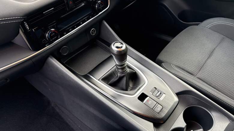 Nissan Qashqai 1.3 DiG-T MH Acenta Premium 5dr Petrol Hatchback